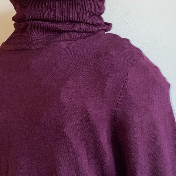 T Tahari Long Sleeve Turtleneck Sweater Size L Burgundy Wine Grape - Picture 5 of 9